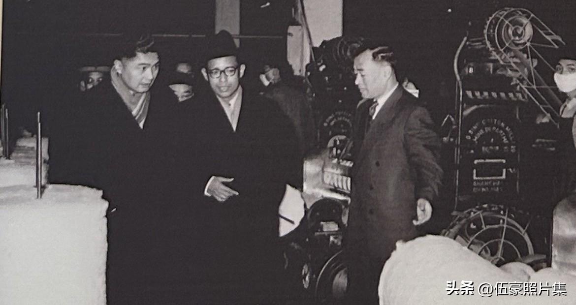 1957年12月16日，荣毅仁陪同缅甸联邦副总理吴觉迎参观公私合营后的申新九厂。