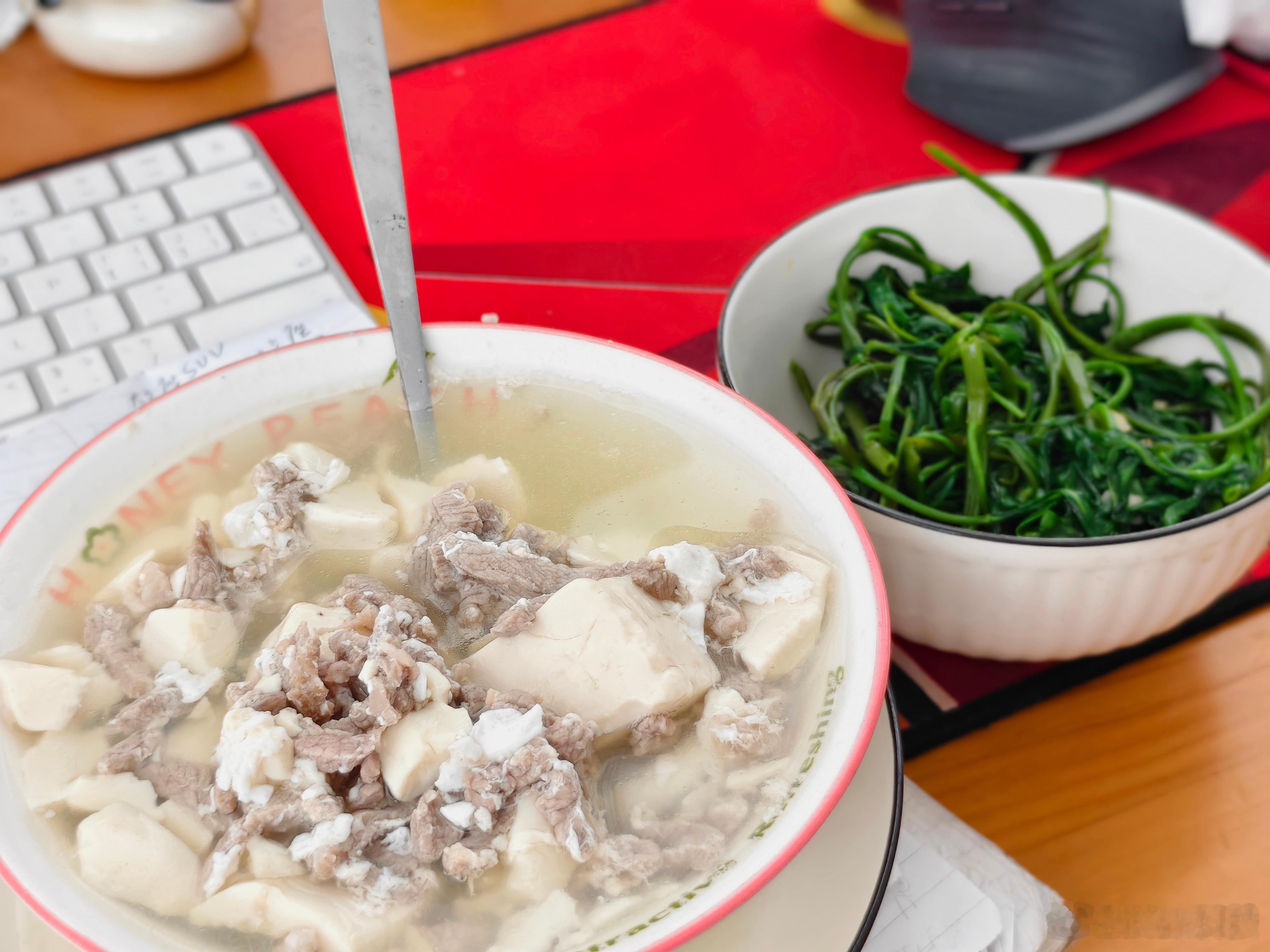 自己做饭成本其实很高随便吃点煮的菜或者炒的青菜其实很便宜的但如果要做美味大餐就会