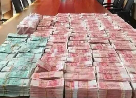 家人们，抬头看！天边正飘来满格好运，带着满满的福气，赶紧伸手接住——这不是幻想，