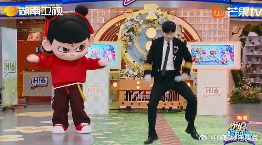 张杰hi6教哪吒跳舞 次元壁炸裂！张杰和哪吒的舞蹈battle太燃，每个动作都帅