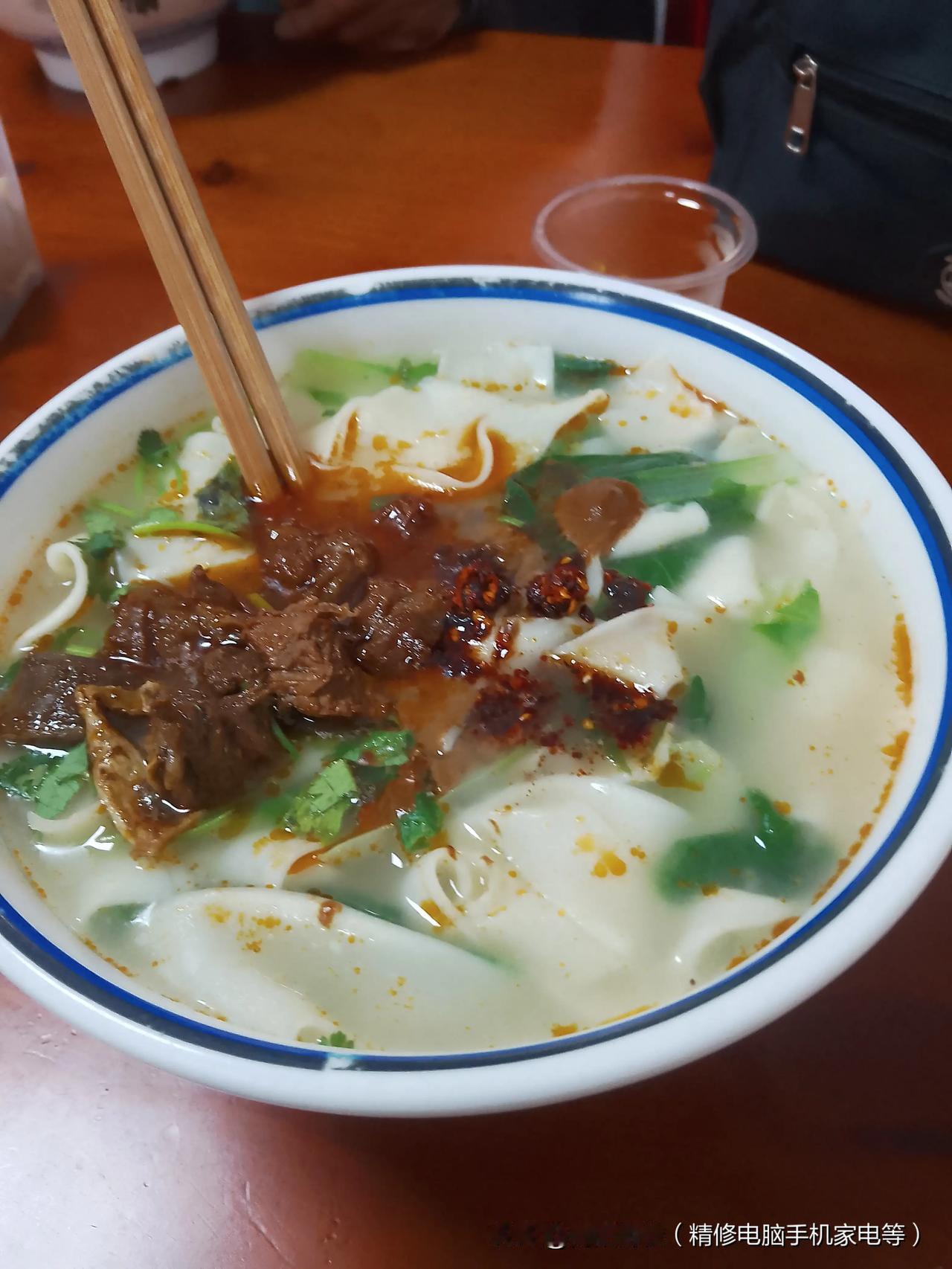 河南烩面美味可口，看着就很有食欲，价格还不贵，这么一大碗才9块钱，你喜欢吃吗