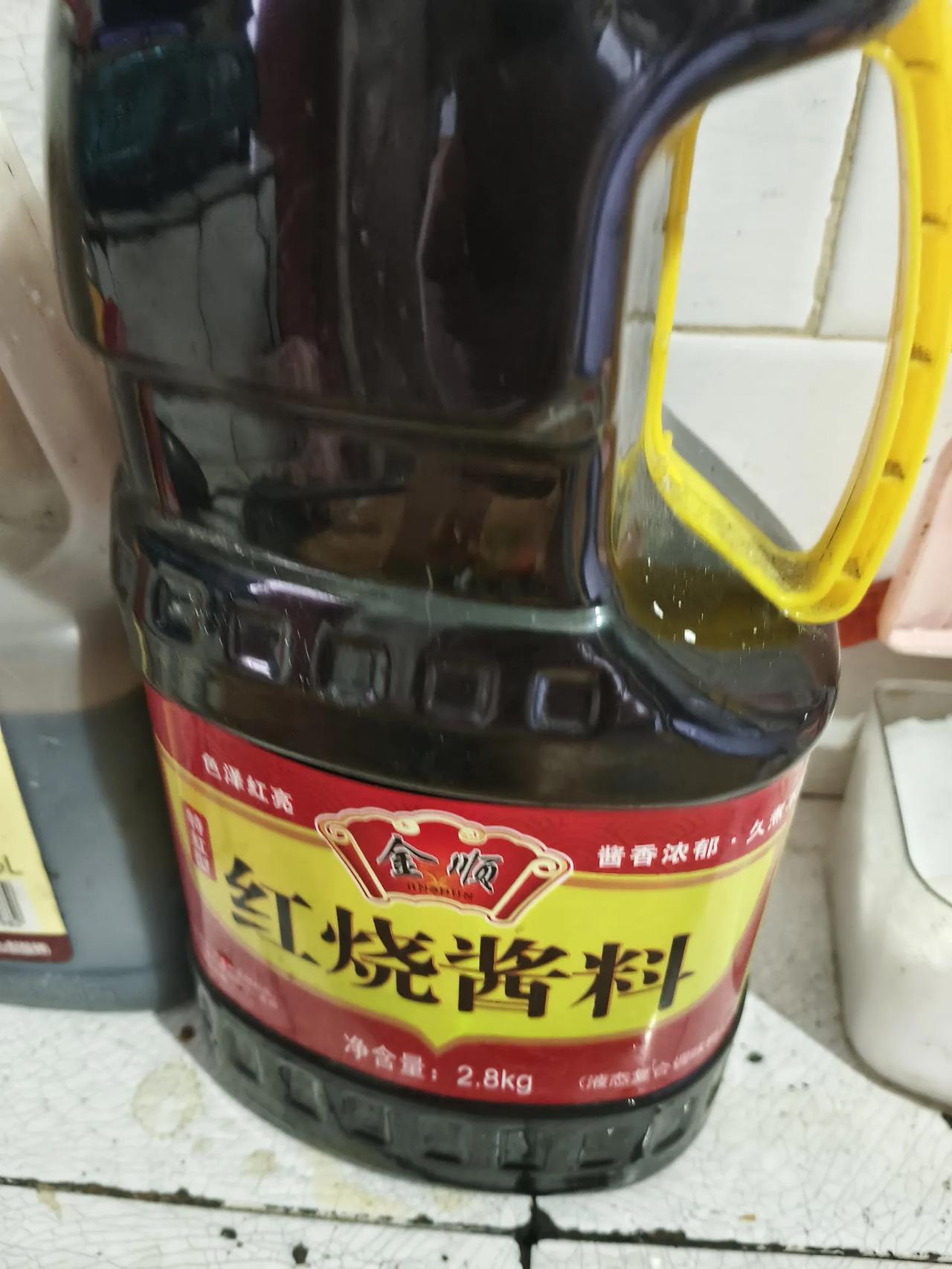 这没有酱油我感觉就不叫菜了，昨天晚上，炒了个包菜炒肉，快熟了开始加酱油，发现酱油