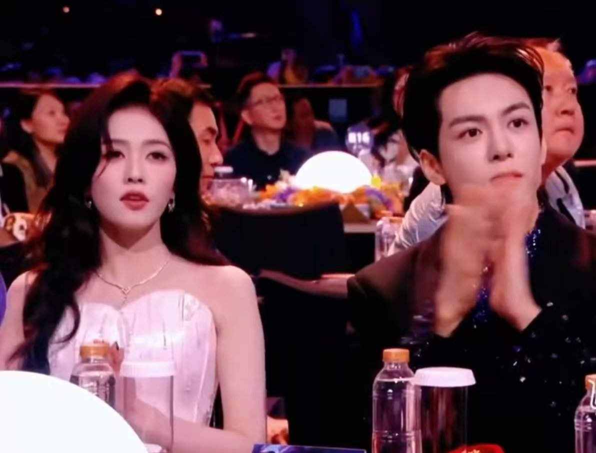 白鹿尖叫之夜内场镜头白鹿爱奇艺尖叫之夜内场 白鹿尖叫之夜内场镜头，好美啊鹿