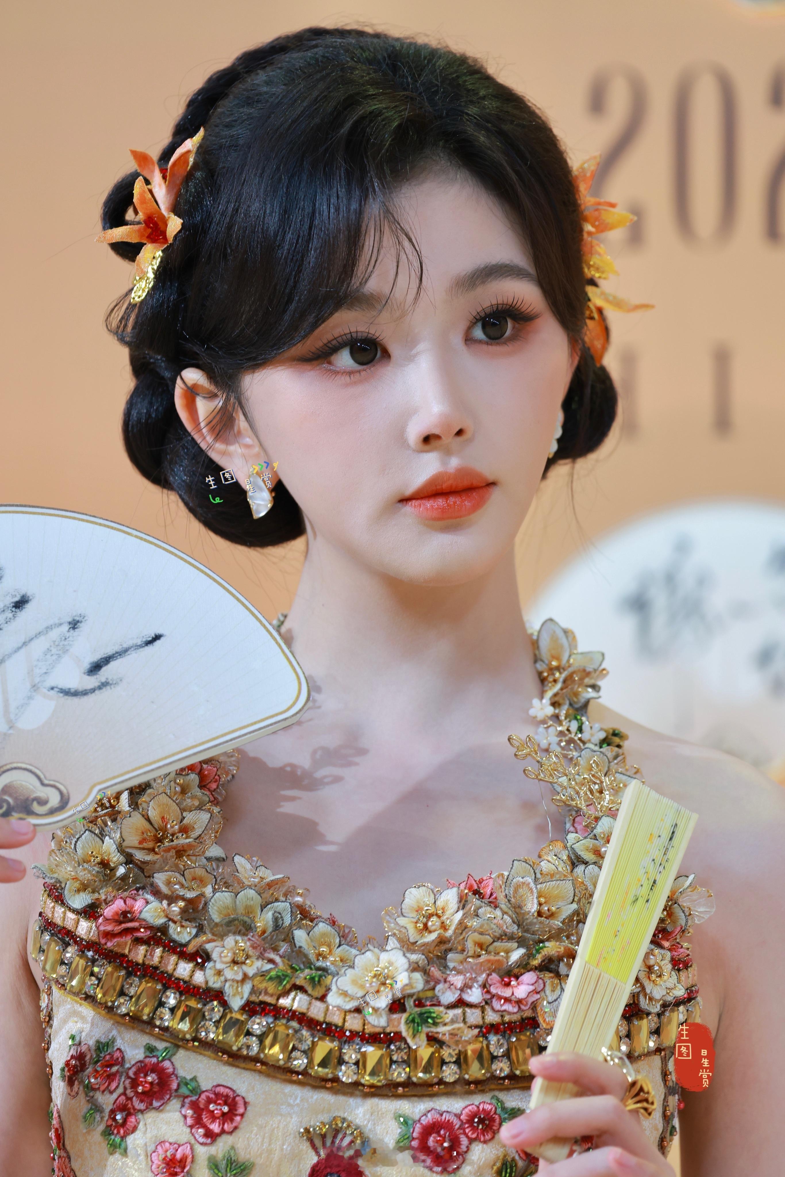 孔雪儿繁花公主来的，步履盈香💐今天时尚中国之夜红毯生图掉落 