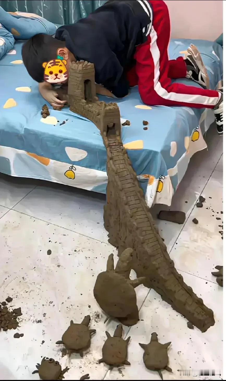 提问:这要是你孩子该夸还是该打？
现在的熊孩子太调皮了! ! !