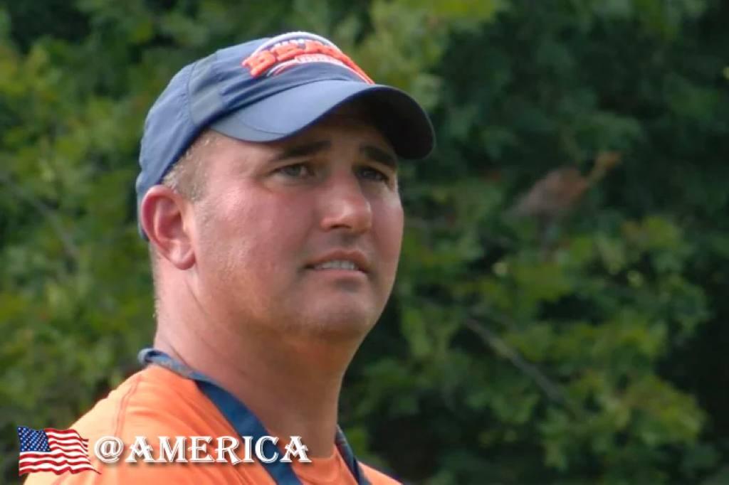 美国队教练失踪，随后发现他竟然是通缉犯。

弗吉尼亚州一名高中橄榄球教练在一场重