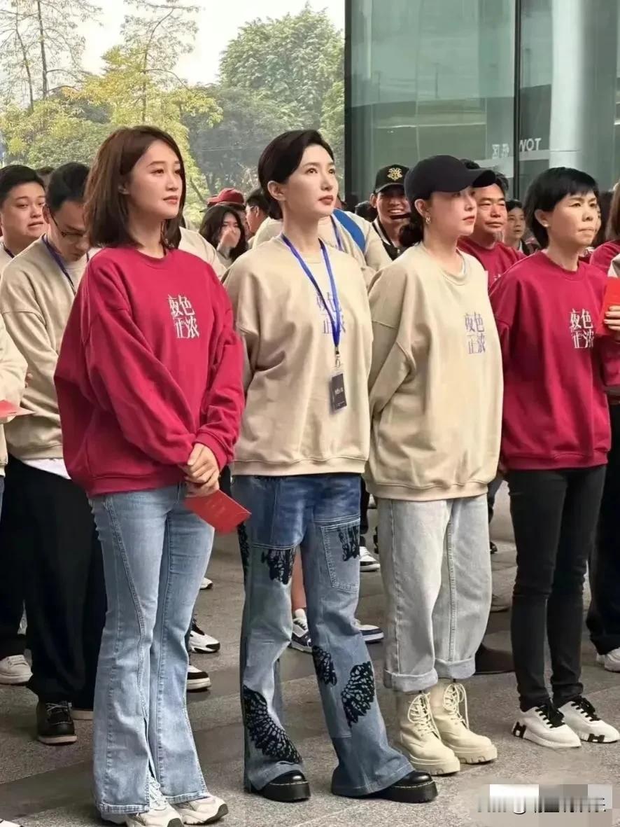 看吧，即便是女明星也逃不脱卫衣的“魔咒”，穿上卫衣身材气质都被掩盖了，看上去至少