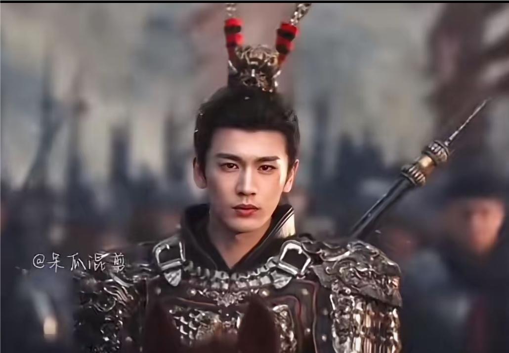 张凌赫彻底火了，他不但得到年轻人的追捧，而且就连90岁多岁老人为他熬夜追剧。
一