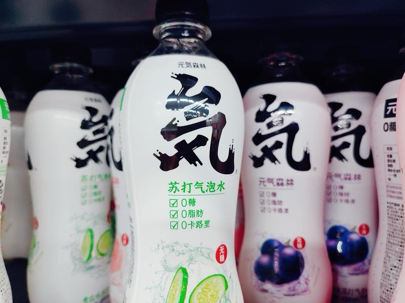 爱喝无糖饮料的人最近慌了，“天塌了”的说法甚嚣尘上。这主要是两个“无糖”热搜撞一