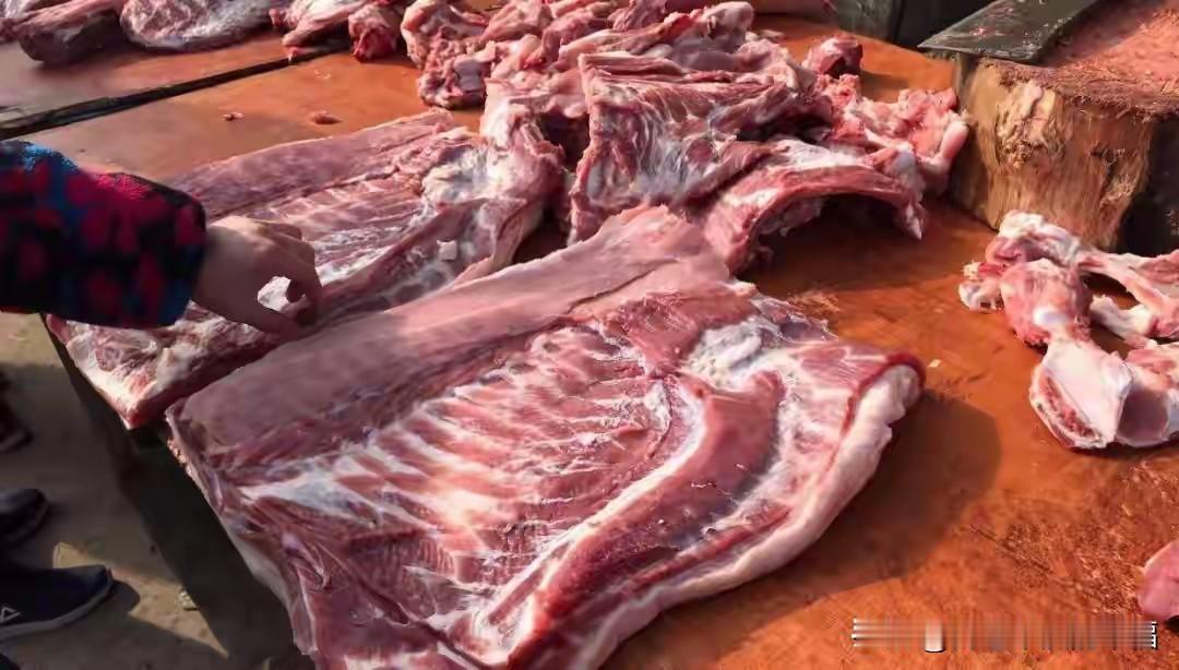 现在猪肉都没人吃了，农村人也知道养生了，猪肉都变成几块钱了，因为农村人也健康饮食