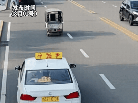 这小哥哥应该以前被人这样做过，
心里不平衡导致的吧。