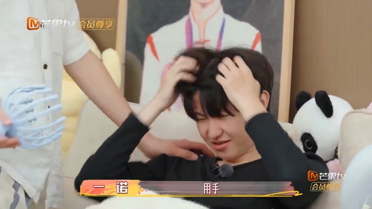 一诺被灵魂提取器痛出表情包我家那小子 弟弟给一诺安排头部按摩，结果太痛，几次就放