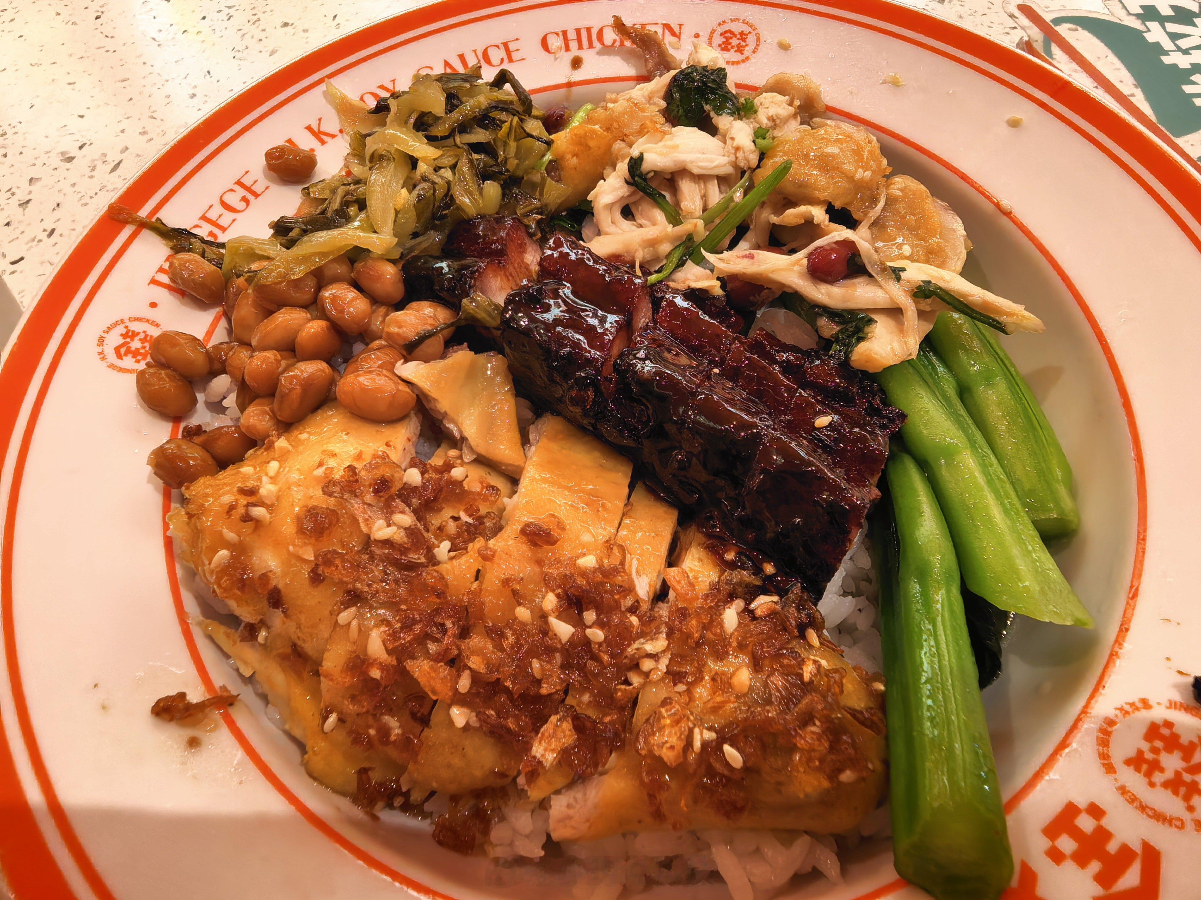 今晚炫了份豉油鸡+黑金叉烧+手撕鸡三拼饭，味道是真不错，连黄豆都很入味。唯一美中