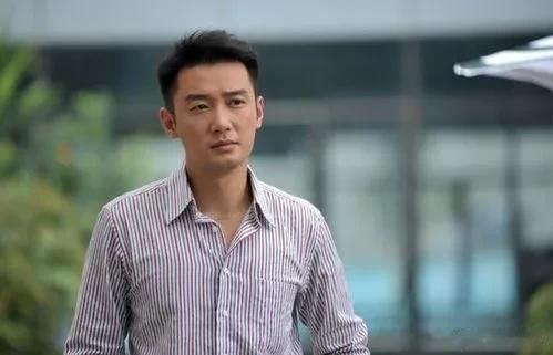 这是我很欣赏的一位男演员。他是半路出家，做演员以前，他是央视主持人。近几年他也拍