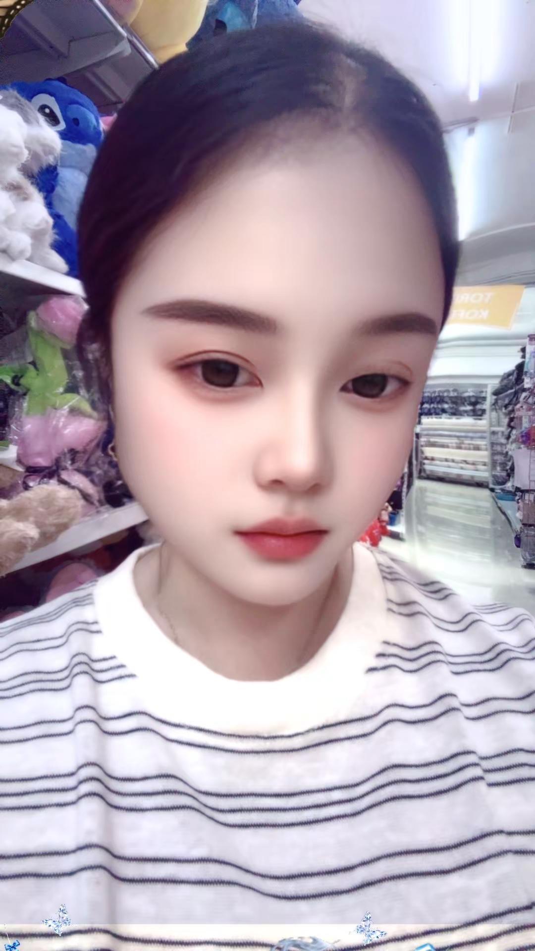 超市上班的女人。今天好像感冒了。