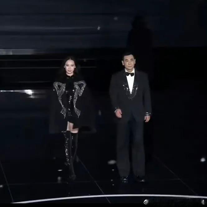 赵文卓带女儿走秀那图，远看真能唬住人——还以为是他跟黄圣依并肩站着呢。
 
小姑