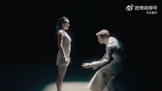 王嘉尔导演职业版图扩张《Let Loose》的每一个画面都像在讲述一个故事，王嘉