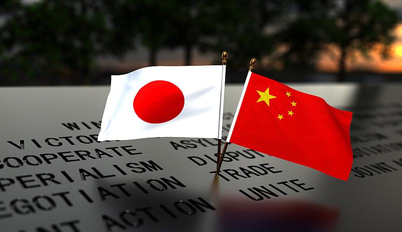 邻居可以自由选择，但邻国，与生俱来，没得选 。
 
中日一衣带水，两千年里大多时
