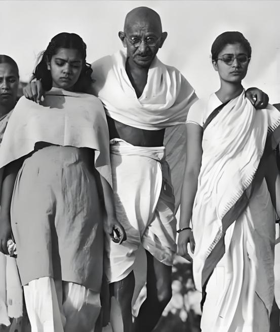 印度圣雄甘地为了锻炼自己禁欲的忍耐力，和自己的孙女、侄媳妇同床共枕，结果每一次都