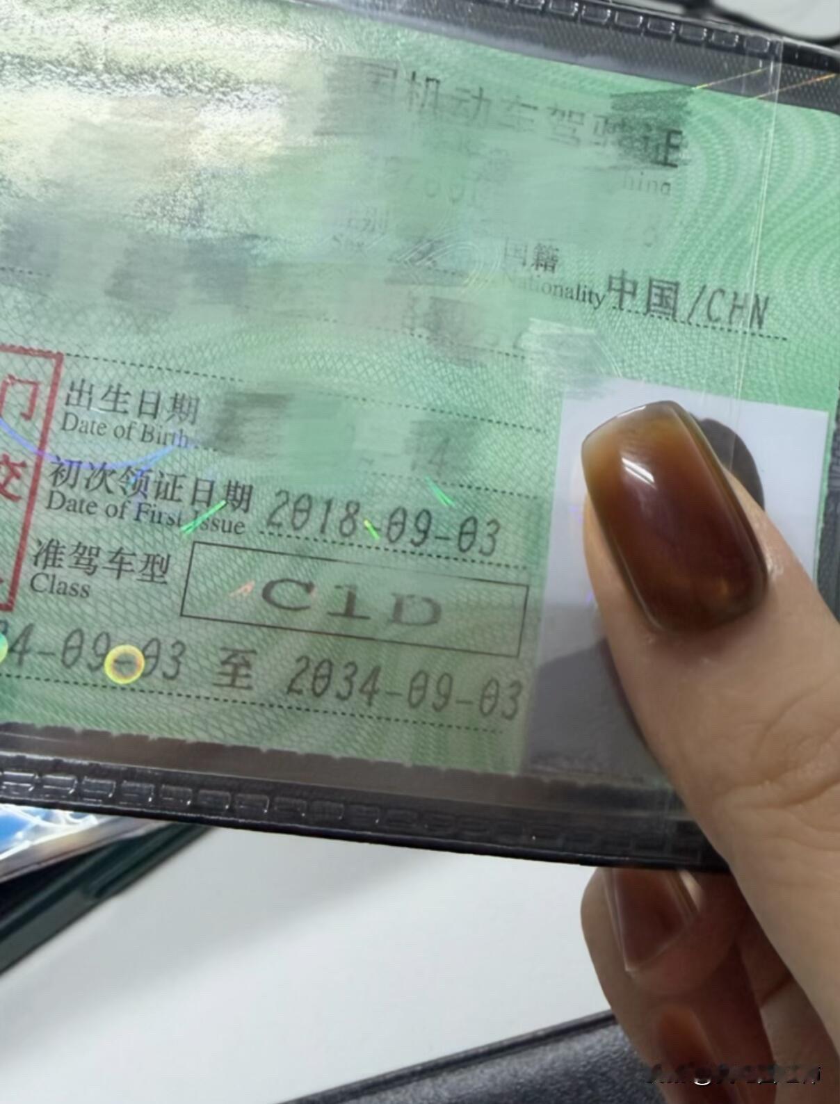 练车场里被嫌弃的中年女性们
在不禁摩的城市想尝试摩托车旅行
心血来潮 利用周末学