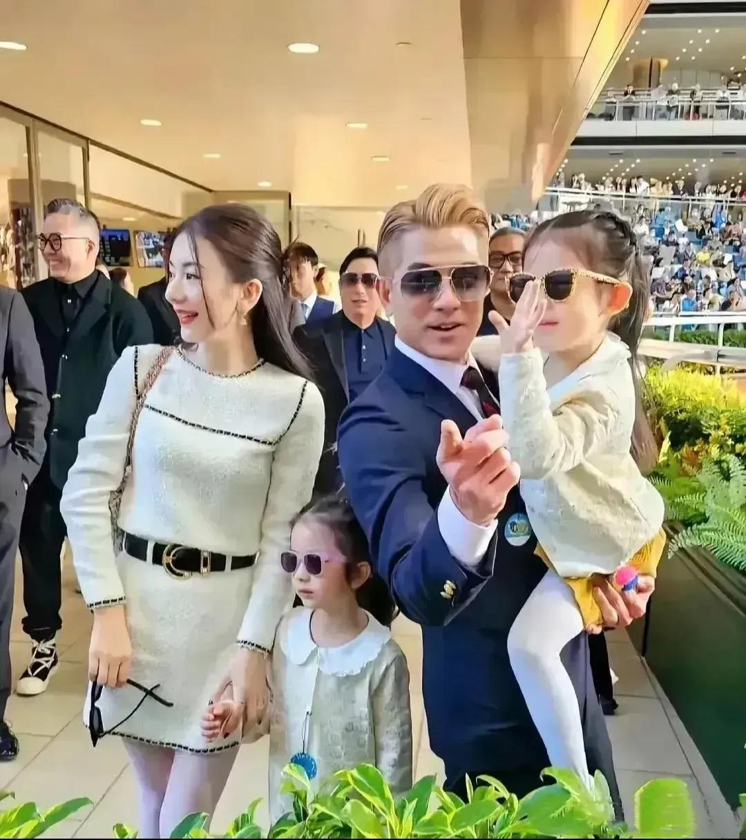 郭富城一家四口，两个女儿都是大眼睛，高鼻梁，白皮肤，比妈妈还漂亮[赞]