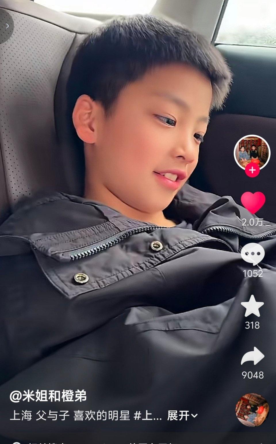 好可爱的小孩 小孩说有个明星叫strawberry 我觉得她长的好看 
爸爸：你
