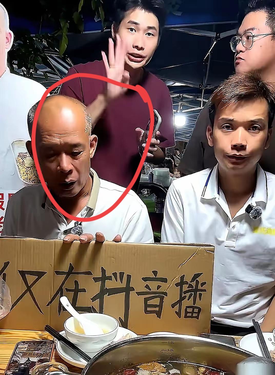 莫氏鸡煲风向变了
一开播全部滚屏：
等着倒闭吧
上一次出现这种情况
还是分店开业
