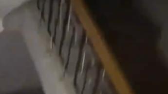 一位女子在现实生活中遇到“反向折叠楼梯”的奇异场景，让她感到非常惊吓，甚至出了一