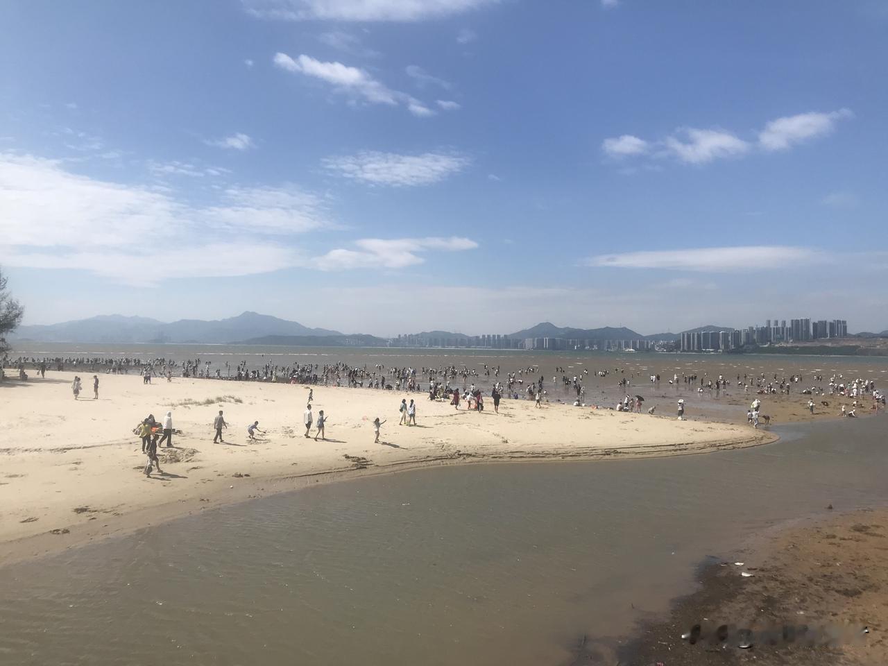 提到惠州，就想到海滨地带密密麻麻的房子。从十里银滩的华润、碧桂园，到巽寮湾的金融