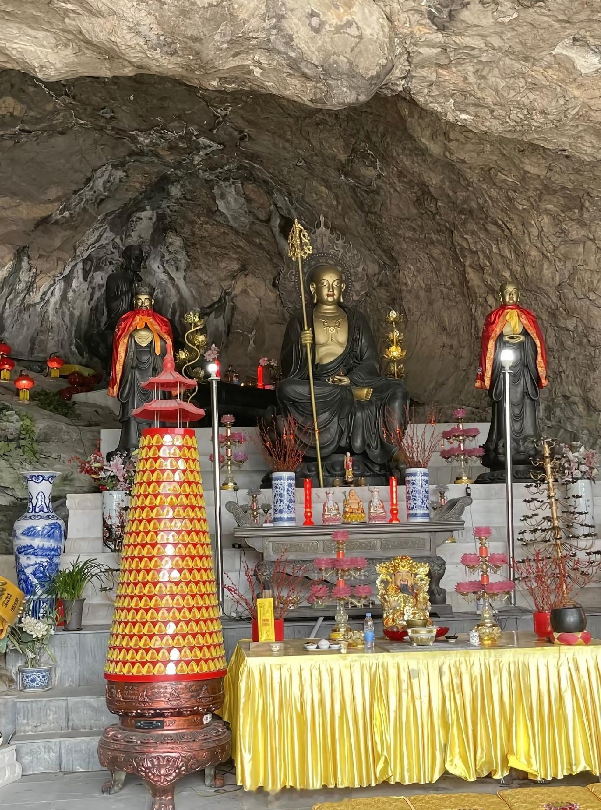 礼赞地藏王菩萨，至诚顶礼南无大愿地藏王菩萨，祈愿我家族中所有被堕胎、被流掉的婴灵
