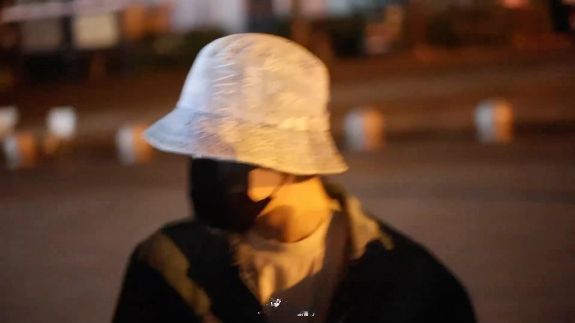 全世界最温柔最善良的宝宝咪即使口上“抱怨”着说“我真是许愿池啊”，但是面对粉丝的