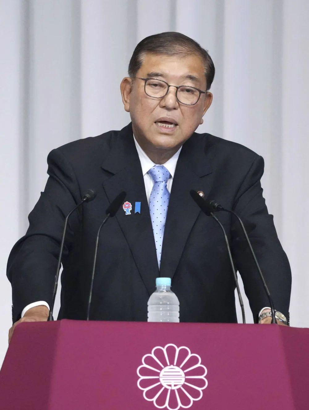 日本前首相卸任前突然“掀桌子”，一句话撕下百年遮羞布，直接怼穿了明治维新神话！石