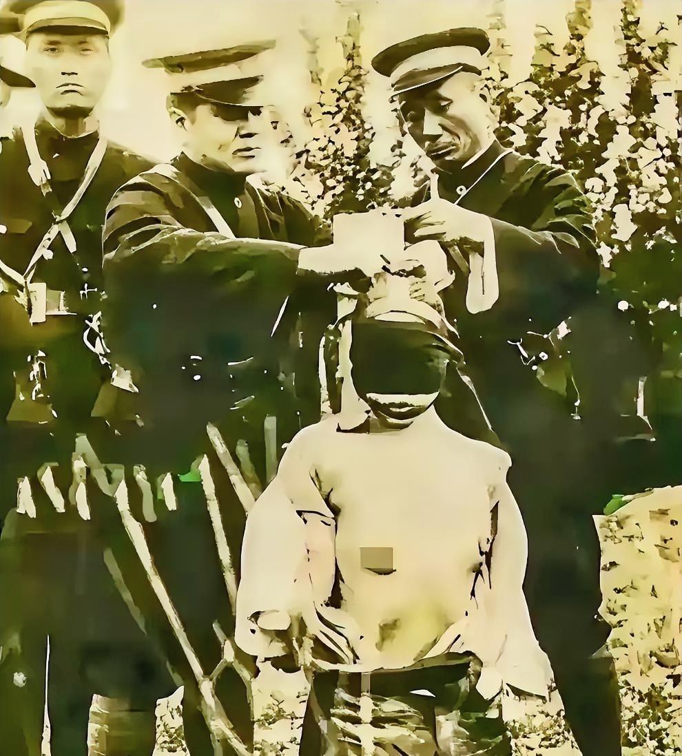 1928年9月19日，桑植城郊校场坪，太阳毒得晃眼。贺满姑被绑在木桩上，身边还站