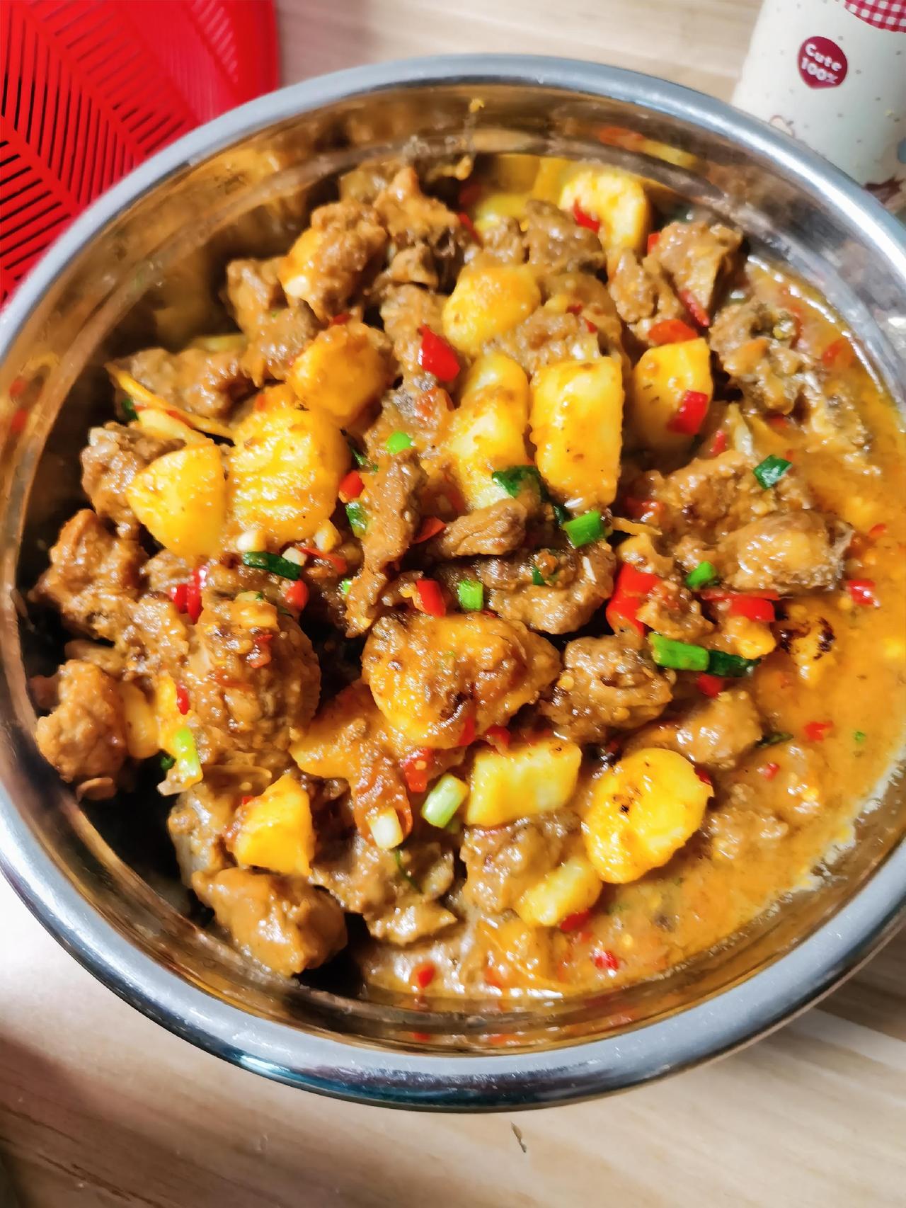 今日食堂家常菜谱：
土豆焖排骨
素炒红萝卜丝
丝瓜肉沫汤。

以前以为生活如此简