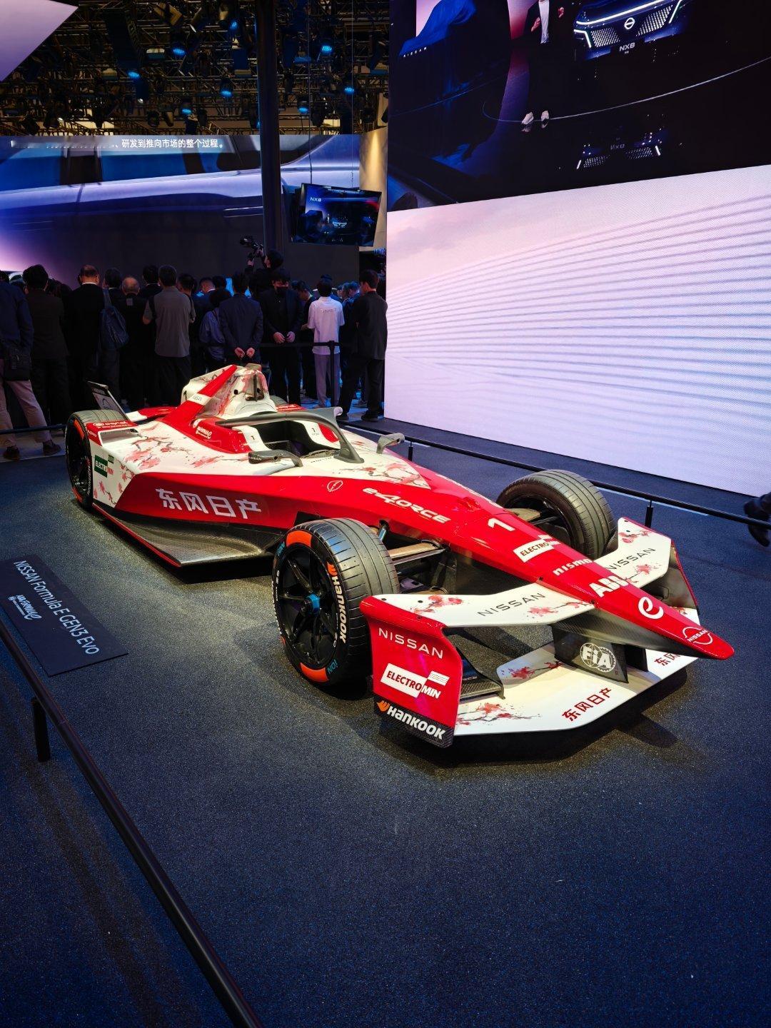 日产展台直接把f1搬出来了，牛逼 