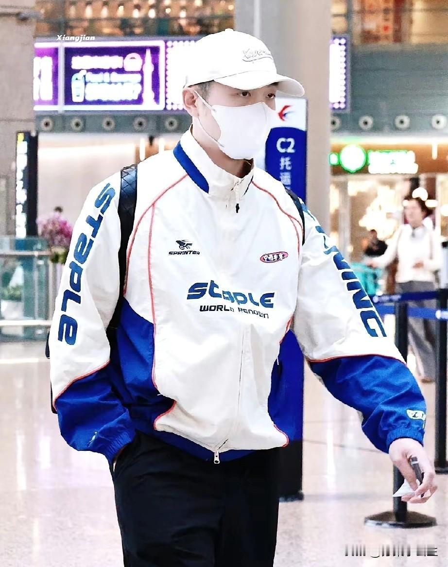 乌龙了！前几天有人说马龙、许昕已经在成都训练基地做陪练！

其实这俩哥们今天才到