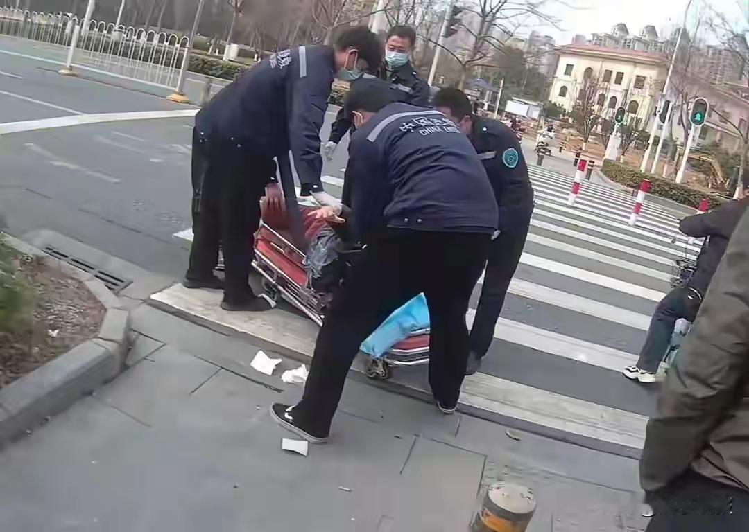 湖北一名64岁的口腔癌晚期的大妈，跑去马路上蹭大货车，被撞倒后就医。
碰瓷的哈，