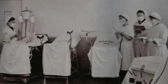 1937年，军区医院医生喂红军战士吴吉清喝下药，等到吴吉清胸口起伏渐缓时，医生嘱