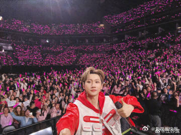 汪苏泷晒演唱会粉丝合照汪苏泷西雅图演唱会现场氛围感拉满，晒出粉丝大合照，2026