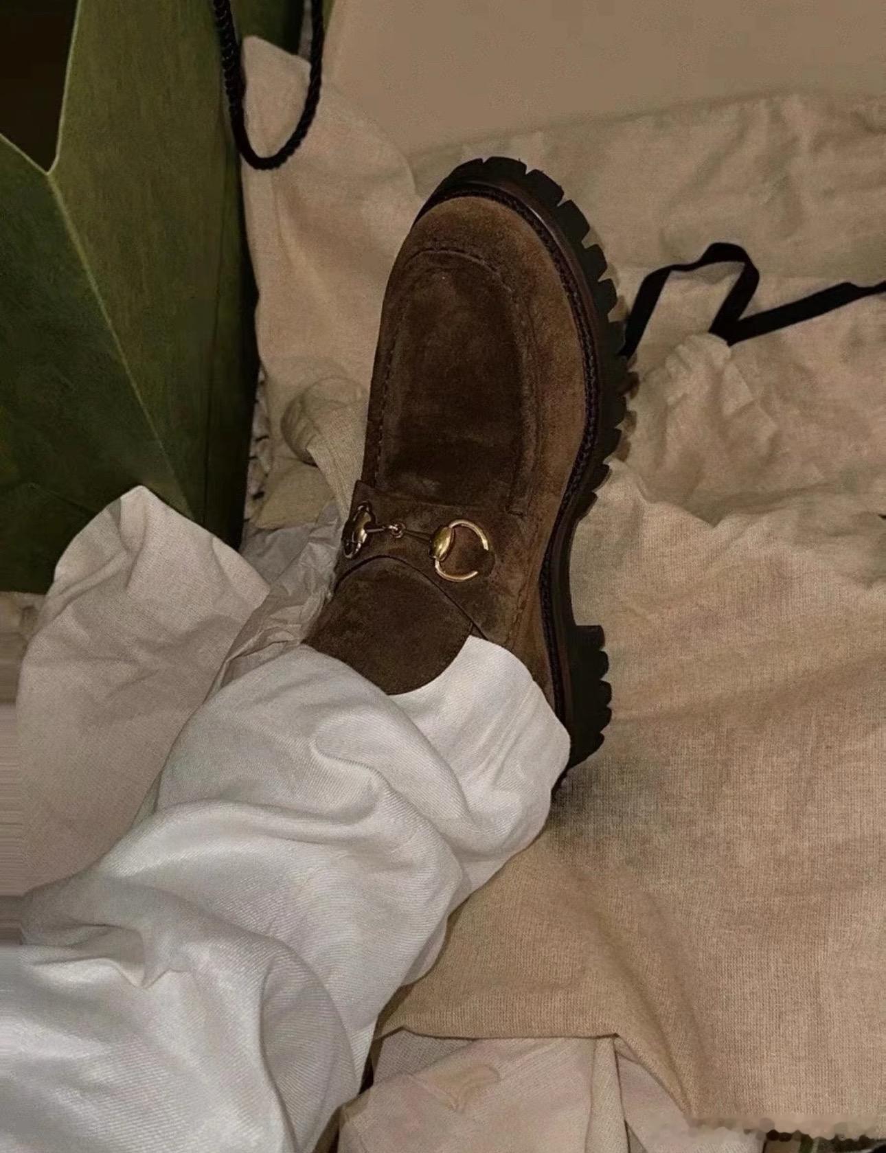 GUCCI 古琦最新秋冬马衔扣裸靴走秀款Gucci秋冬新款 板鞋 这款高帮鞋采用