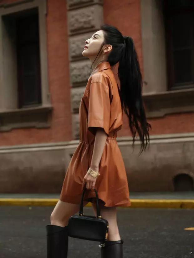 章若楠身穿橘色皮裙，漫步上海街头。 ​​​