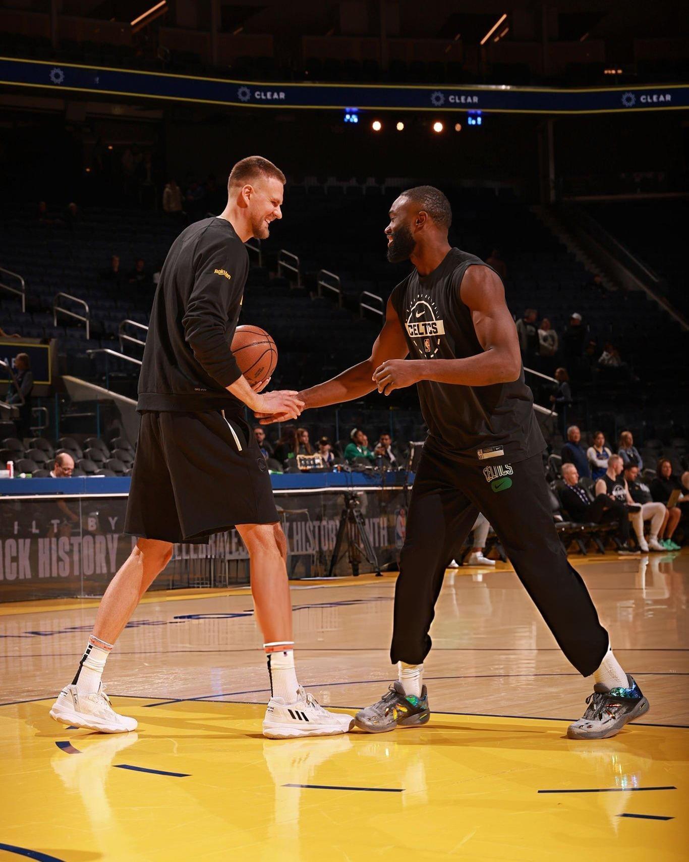 布朗今日上脚全新配色的 741 Performance Rover。好看是好看，