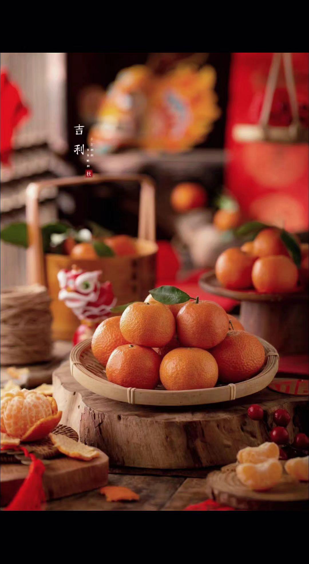 🍊竹盘盛着小灯笼，红绸剪碎年的影子✨。甜香漫过时光褶皱，团圆是舌尖最暖的禅意。