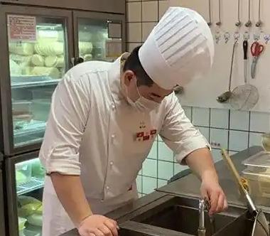 笑得我肚子疼
你敢信？青椒炒肉丝难倒西贝大厨？


西贝后厨这场直播
连青椒肉丝