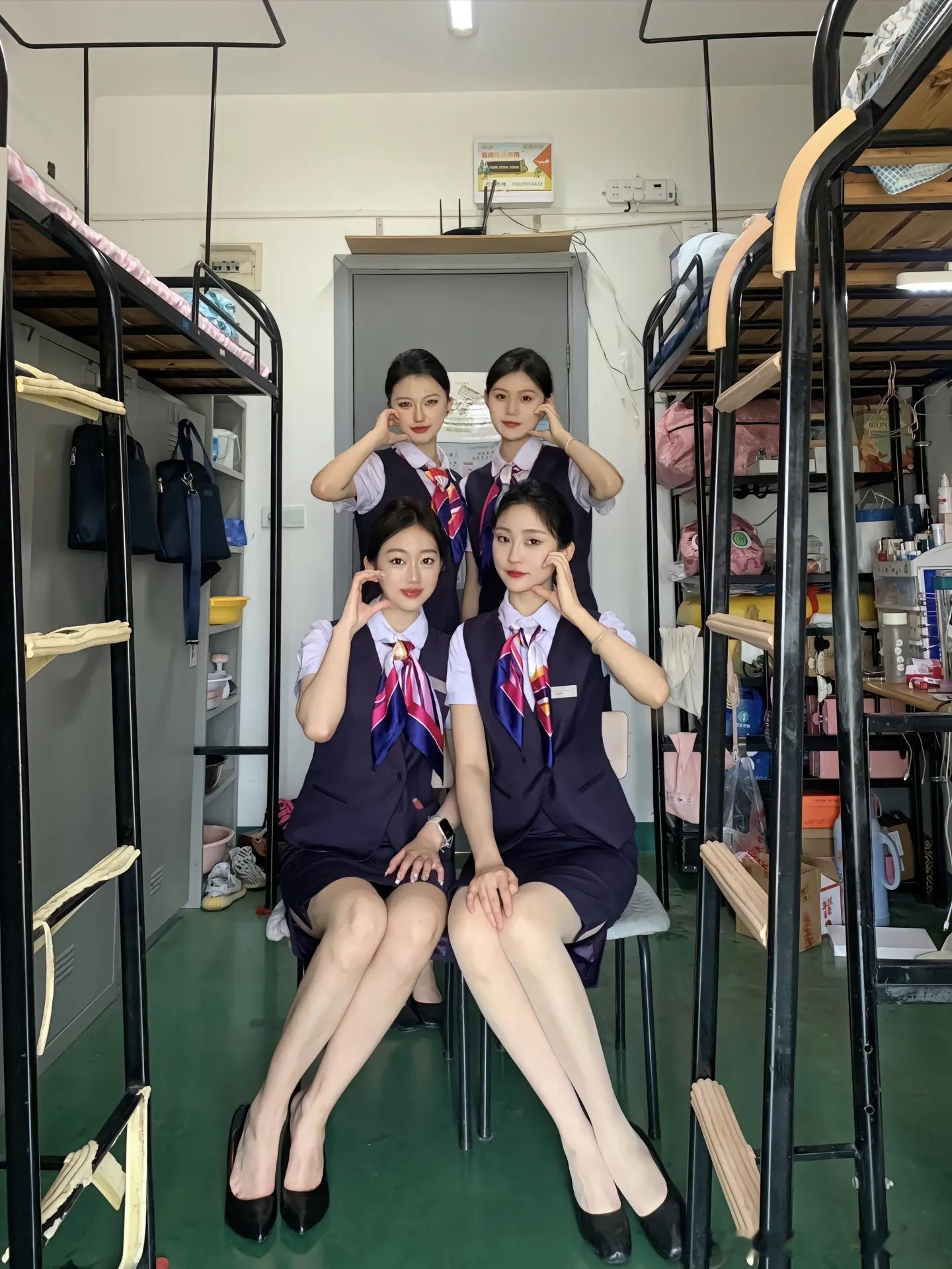 一宿舍美女～[哈哈] ​​​