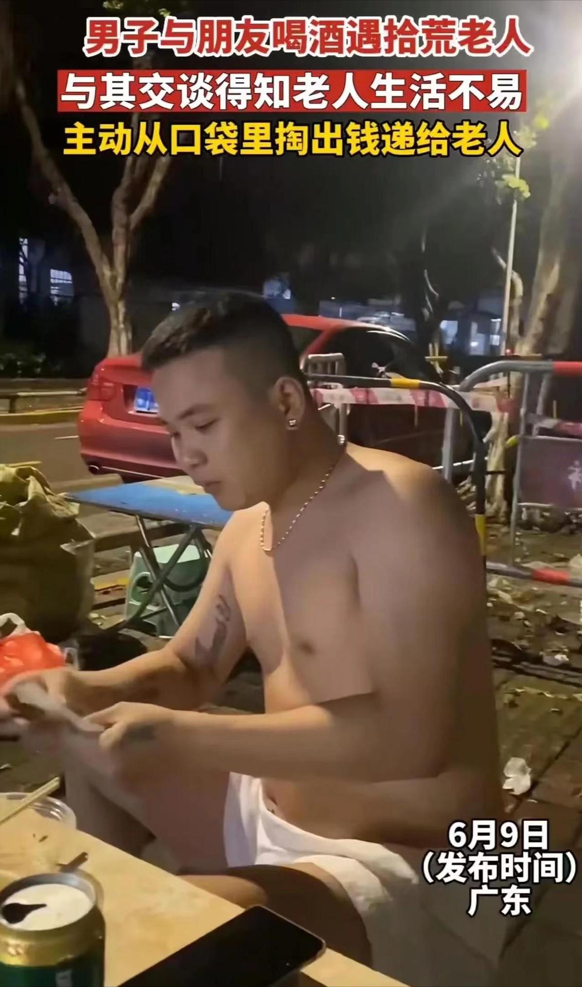 广东一名光着膀子，身上有纹身的男子，和朋友在路边喝酒吃宵夜，正当他们觥筹交错之际