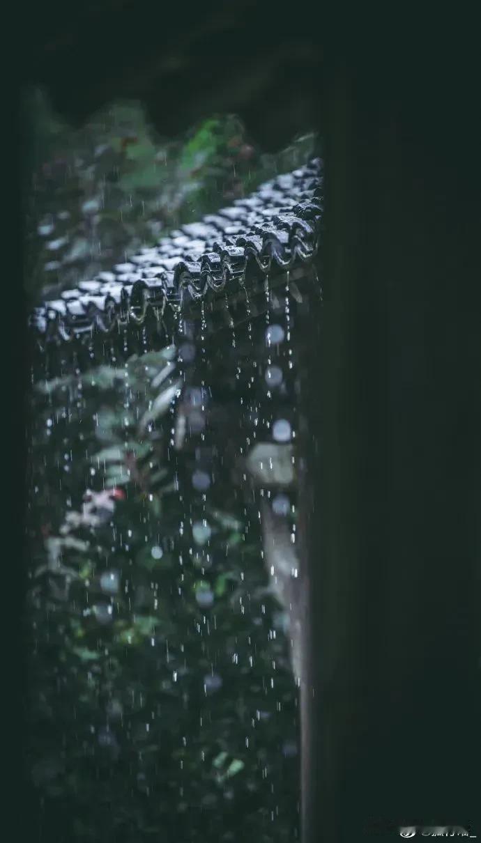 上联：遥望窗外山水，下联邀您对闲听檐下雨声