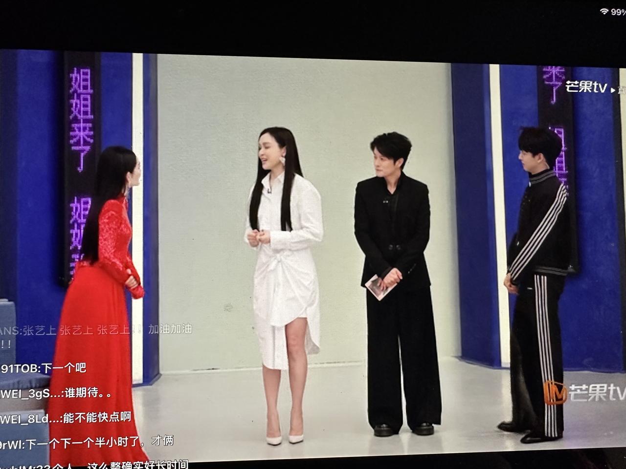 范玮琪浪姐直播中cue自己去年歌手一轮游。
哈哈哈，这个姐姐很直啊，竟然提起去年