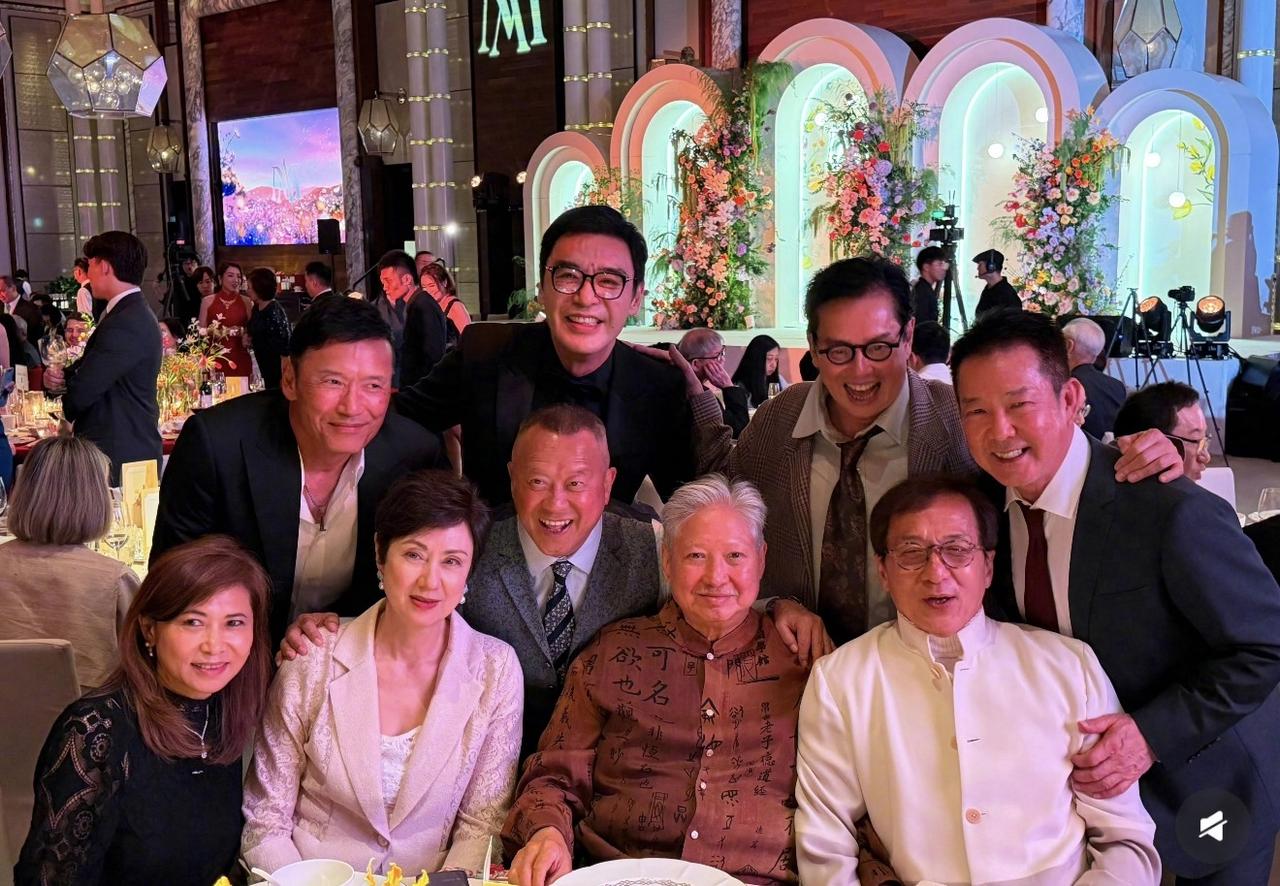 近日，洪金宝、成龙、元彪三师兄弟齐聚，参加一对新人的婚礼。

当天，来了好多港圈