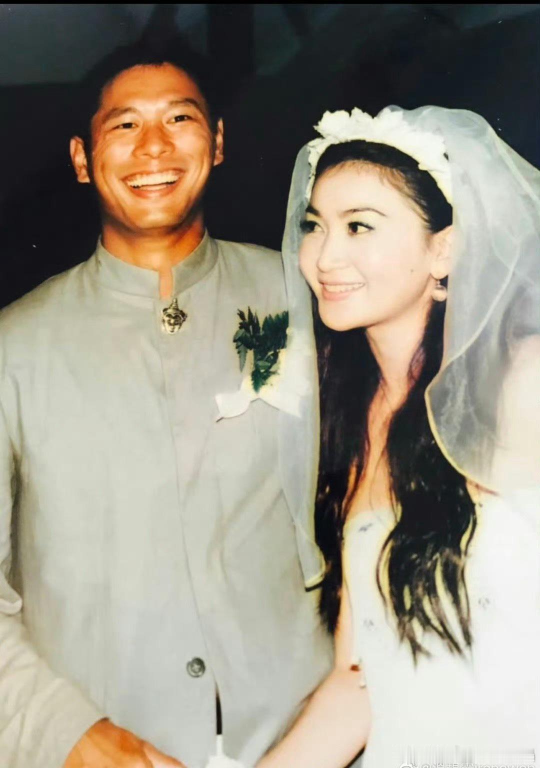 温碧霞晒照庆祝结婚25周年温碧霞与老公结婚25周年 好甜蜜 ​​​